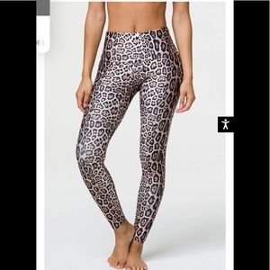 Onzie snow leopard leggings size s/m